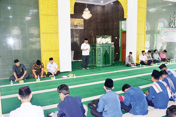 BUKA LOMBA— Sekdakab Agam Edi Busti saat membuka lomba Khutbah Jumat dan Tahfidz se-Kecamatan Lubuk Basung di Masjid Agung Nurul Falah, Padang Baru, Lubuk Basung, Rabu (3/8).