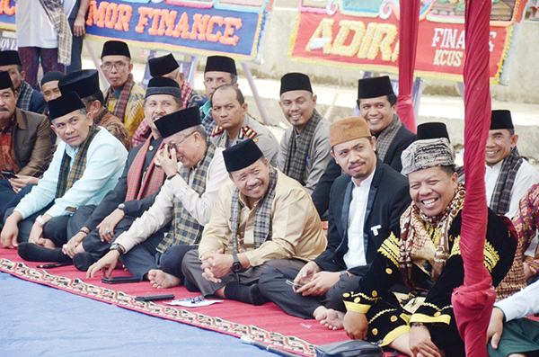 BATAGAK PENGHULU— Bupati Agam bersama Walikota Bukittinggi menghadiri acara Batagak Penghulu di Nagari Balingka, Kecamatan IV Koto, Sabtu (30/7).
