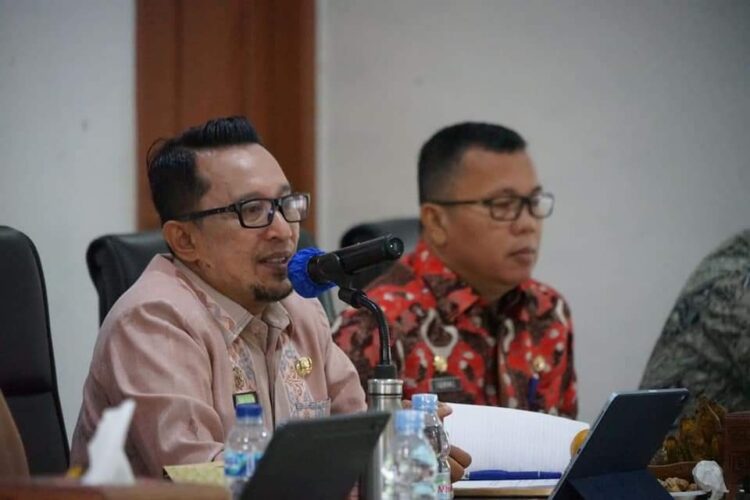 ARAHAN—Bupati Tanah Datar Eka Putra, SE, MM berikan arahan pada Organisasi Perangkat Daerah (OPD).