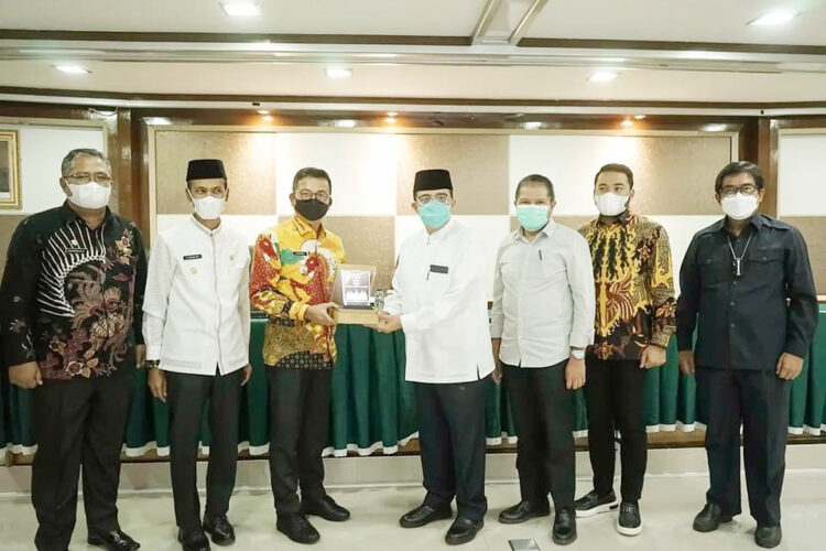 Bupati Solok Selatan Apresiasi Beasiswa dari Supreme Energy 1 APRESIASI—Bupati Solok Selatan H. Khairunas mengapresiasi pemberian bantuan pendidikan yang diberikan oleh PT Supreme Energy .