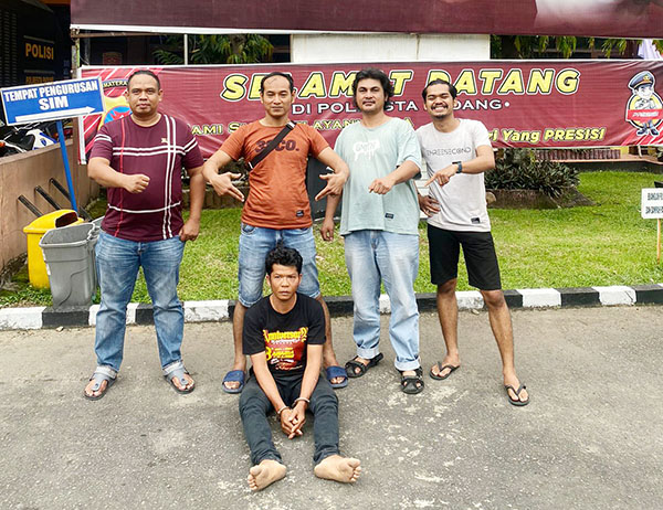 PEMERKOSA— 
Pelaku DJ (42) yang tega memperkosa anak tetangganya diamankan Tim Klewang Polresta Padang.