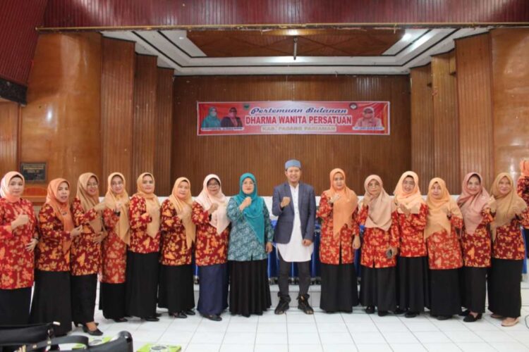 Guna meningkatkan tali silaturahmi Dharma Wanita Persatuan (DWP) Kabupaten Padangpariaman mengadakan pertemuan bulanan sekaligus seminar parenting dengan tema menemukan rasa sebagai orang tua, kemarin.