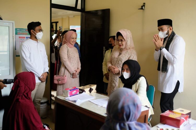 TINJAU—Wali Kota, H. Fadly Amran, BBA Datuak Paduko Malano. saat meninjau pemeriksaan kesehatan gratis yang digelar Universitas Baiturrahmah (Unbrah) dalam kegiatan University Social Responsibility (USR) V di Puskesmas Gunung,