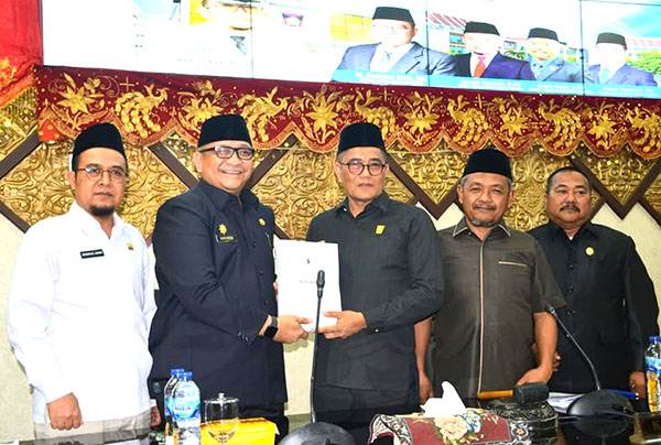 Pemko Padang Sampaikan Nota Perubahan KUA PPAS APBD 2022 ke DPRD, Target Pendapatan Asli Daerah Rp719,72 Miliar 1 Menyerahkan--Didampingi Sekretaris DPRD Kota Padang Hendrizal Azhar, Sekda Kota Padang Andree Algamar menyerahkan Nota Pengantar Perubahan KUA PPAS ABD 2022 kepada ketua DPRD Padang Syafrial Kani.