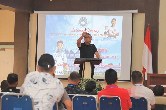 KONGRES ASKOT— Wali Kota Payakumbuh Reza Falepi saat membuka secara resmi Kongres Askot PSSI Kota Payakumbuh, Sabtu (6/8).