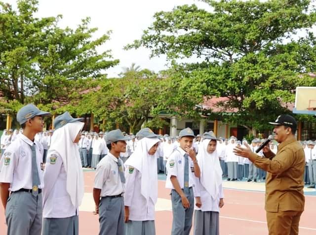 Bahaya Narkoba dan Perda Maksiat, Butuh Peranserta Komponem Masyarakat 1 BERIKAN—Wawako Pariaman Mardison Mahyuddin saat memberikan sosialisasi bahaya narkoba kepada sejulah siswa.