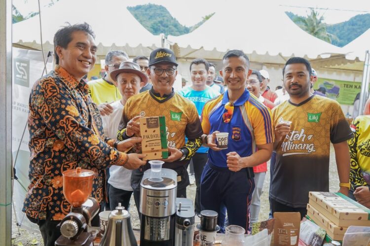Festival Teh dan Kopi di Solok Selatan, Dampak Positif Pengembangan UMKM dan Pariwisata 1 NIKMATI—Bupati Solok Selatan H Khairunas saat menikmati teh bersama tamunya.