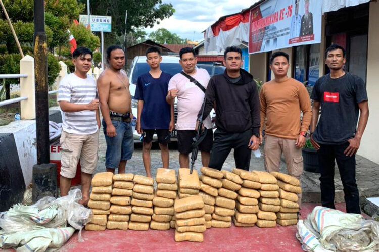 GANJA— Jajaran Satresnarkoba Polres Solok Arosuka menyita dua karung ganja berisi 75 paket besar yang dibawa menggunakan mobil Avanza. Sementara, pelakunya kabur.
