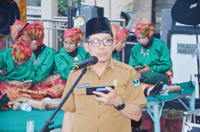 5 Danau Wilayah Kerja BPNB Beradu Atraksi di Medan Nan Bapaneh 1 ATRAKSI SENI— Kepala Dinas Kebudayaan Sumbar, Syaifullah saat membuka secara resmi Atraksi Seni Budaya dari 5 danau wilayah kerja (BPNB) Sumbar, di Medan Nan Bapaneh, Nagari Sungai Batang, Kecamatan Tanjung Raya, Senin (1/8).
