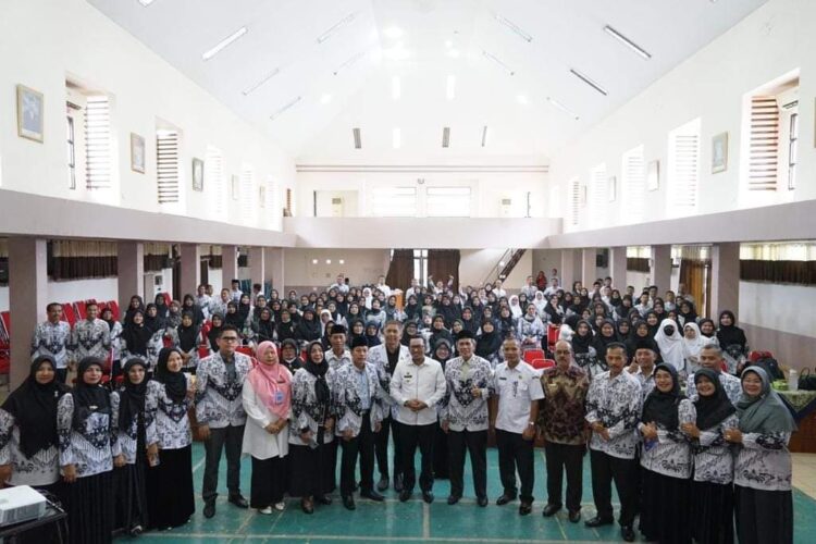 FOTO BERSAMA—Bupati Tanahdatar Eka Putra foto bersama dengan para gutu honorer usai kegiatan kemarin.