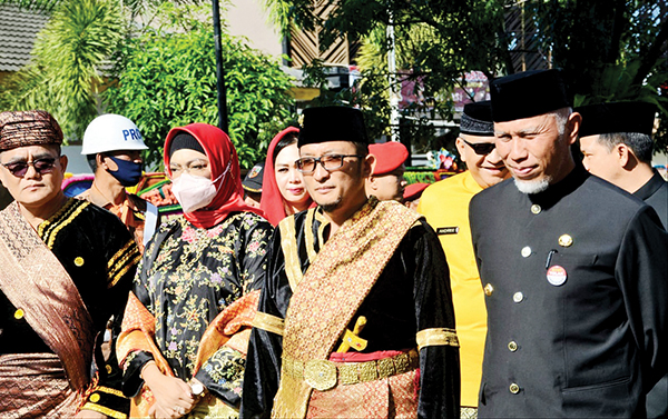 BERSAMA—Wali Kota Padang Hendri Septa bersama gubernur Sumbar dan ketua DPRD saat menuju lokasi rapat paripurna istimewa 
HUT Kota Padang di kantor DPRD Padang.