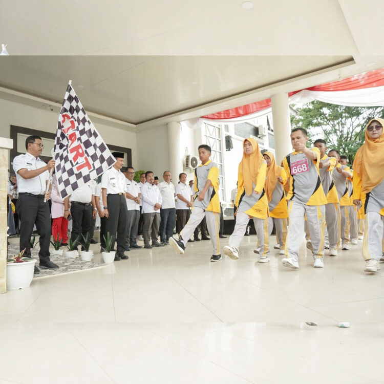 GERAK JALAN-Bupati Solok Selatan saat melepas peserta gerak jalan hari kedua di kantor Bupati Solok Selatan, Rabu (3/8).