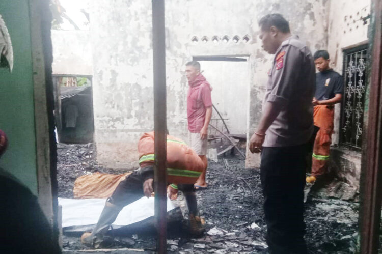 OLAH TKP— Polisi melakukan olah TKP kebakaran yang menewaskan penghuni rumah di Korong Koto Pauh Nagari Kuranji Hilir Kecamatan Sungai Limau.