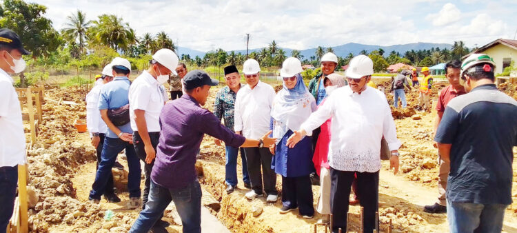 Dampingi Dirjen Perikanan Budidaya KKP, Benny Utama : Ikan Air Tawar Ikon Andalan Masyarakat 1 TINJAU PEMBANGUNAN-Bupati Pasaman Benny Utama Bersama Dirjen Perikanan Budidaya (PB) TB Haeru Rahayu beserta rombongan saat meninjau pembangunan pabrik pakan ikan di Pasaman.
