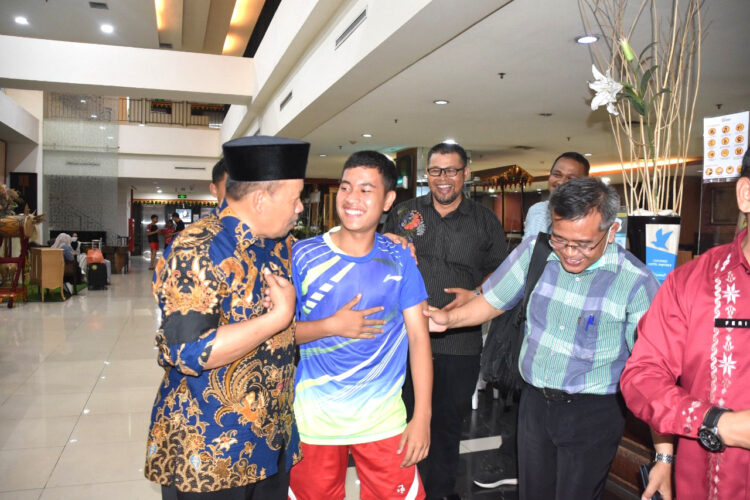 Berlaga di Piala Presiden, Bupati Agam Semangati Pebulu Tangkis Asal Agam 1 BERIKAN SEMANGAT-Bupati Agam memberikan semangat kepada Putra Ardiyansah pebulu tangkis asal Kecamatan Ampek Angkek, Agam yang mewakili Sumbar di piala Presiden.