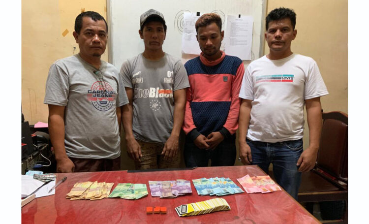 4 Pemain Judi Koa Digulung Polisi, Polisi Sita Uang Jutaan Rupiah di Padangpariaman 1 PEJUDI DITANGKAP— Empat pelaku judi ditangkap jajaran Satreskrim Polres Padangpariaman.