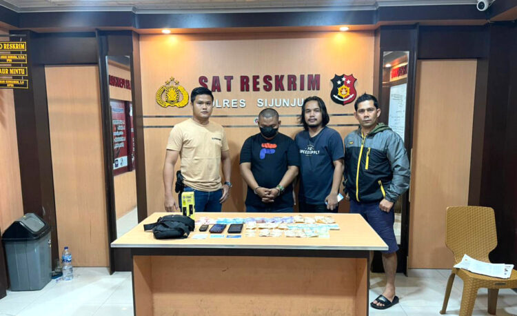 BANDAR TGEL-Oknum Satpol PP Sijunjung yang nekat menjadi bandar togel ditangkap.