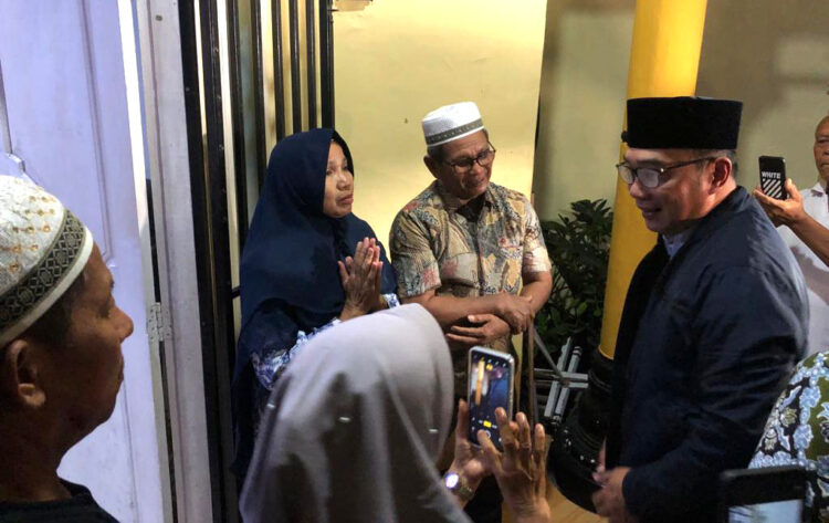 DISAMBUT HARU WARGA— Gubernur Jawa Barat Ridwal Kamil menyambangi keluarga Alm Ikhsan Maulana, korban yang hanyut di Sungai Bangek, Minggu (7/8) malam. Warga setempat ikut antusias melihat dari dekat kedatangan Kang Emil yang dikenal ramah tersebut.