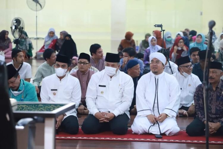 Mendorong Rasa Cinta Membaca Al Quran, Pemko Solok Luncurkan Program One Week One Juzz 1 PELUNCURAN— Wali Kota Solok, H. Zul Elfian dan Wawako, Ramadhani Kirana Putra saat peluncuran Program One Week One Juzz bersama tamu undangan.