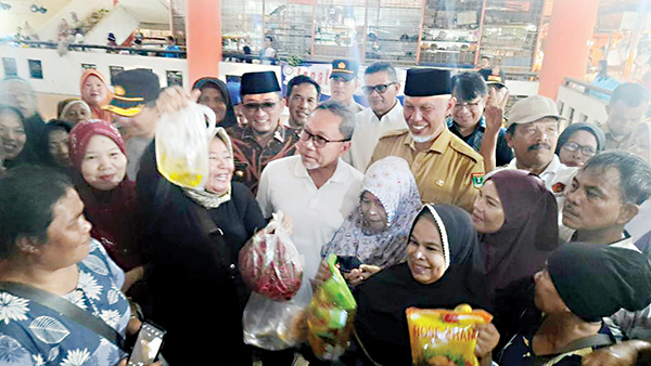 KUNJUNGI PASAR RAYA— Menteri Perdagangan Zulkifli Hasan bersama Gubernur Sumatera Barat (Sumbar) Buya Mahyeldi dan Walikota Padang Hendri Septa, meninjau Pasar Raya Padang, Senin (8/7). Mendag pun ikut membeli sejumlah sembako dan membagikannya kepada pengunjung pasar.