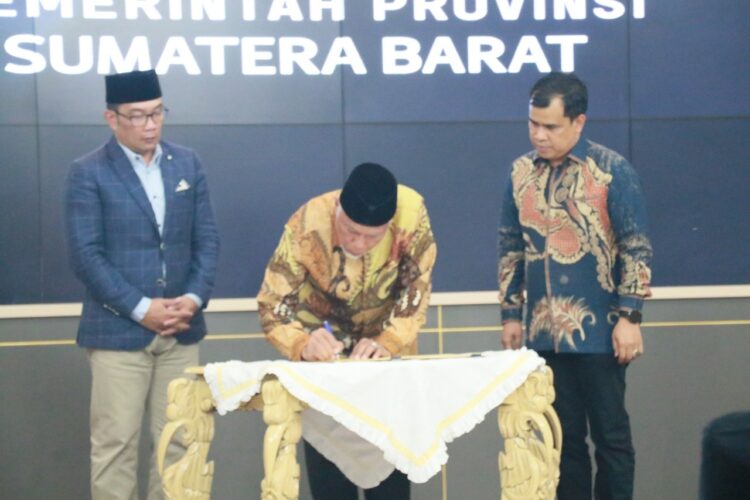 Pemprov Sumbar dan Jabar Teken Tiga MoU Kerja Sama 1 TEKEN—Disaksikan Gubernur Jabar, Ridwan Kamil, Gubernur Sumatera Barat Ridwan Kamil teken MoU dengan Provinisi Jawa Barat.