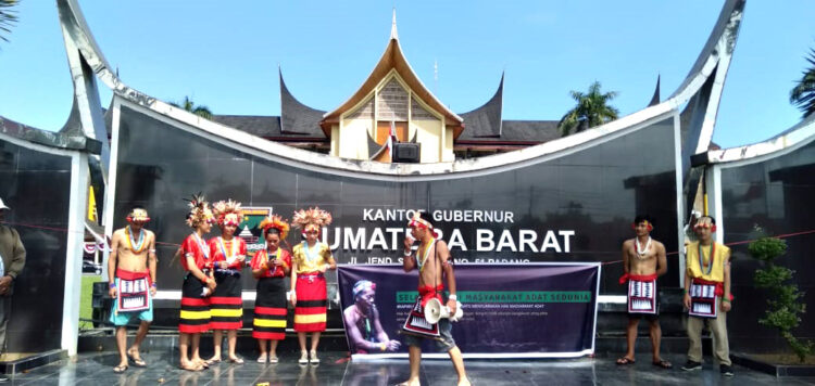 Unjuk Rasa di Kantor Gubernur, Aliansi Mentawai Bersatu Tolak UU Provinsi Sumbar 1 UNJUK RASA— Massa yang tergabung dalam Aliansi Mentawai Bersatu menggelar aksi unjuk rasa di Kantor Gubernur Sumbar.