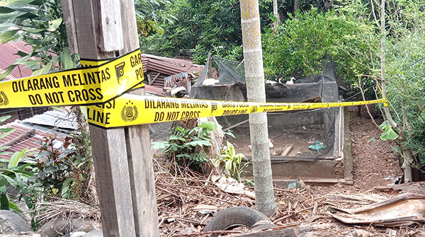 BOCAH TEWAS— Lokasi penemuan mayat bocah SD di kandang ayam sudah dipasangi garis polisi .