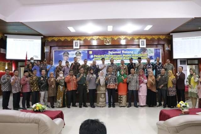 FOTO BERSAMA— Wali Kota Pariaman H Genius Umar bersama anak anak  dan   petugas untuk melaksanakan imunisasi.