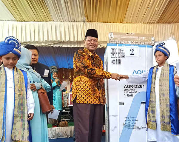 Hadiri Khatam Al Qur’an, Irfendi Arbi Berikan Motivasi untuk Warga Koto Nan Gadang 1 MOTIVASI—Irfendi Arbi berikan motivasi kepada anak anak peserta khatam quran