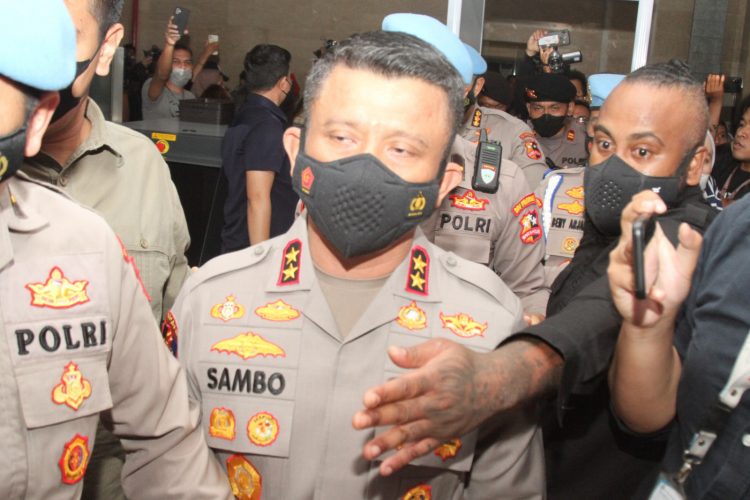 USAI DIPERIKSA— Irjen Ferdy Sambo usai menjalani pemeriksaan di Bareskrim sebagai saksi kasus tewasnya Brigadir J.