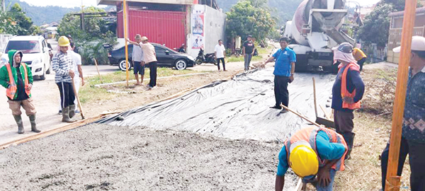 Jalan Penghubung Banuaran-Pasar Pagi Paraklaweh Dicor 1 PENGECORAN JALAN— Wakil Ketua Komisi I DPRD Padang, Jupri melihat langsung proses pengecoran jalan di RT III RW 9 Kelurahan Banuaran Nan XX Kecamatan Lubeg, Jumat (5/8).