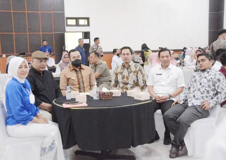 HADIR—Wali Kota, H. Fadly Amran, BBA Datuak Paduko Malano, Rabu (3/8) di Mifan Waterpark. Hadir Komisioner KPI Pusat, Yuliandre Darwis, S.Sos, M.Mass.Comm, Ph.D, Hardly Stefano Fenelon Pariela, S.E, MKP, Nuning Rodiyah dan  Komisioner KPID Sumbar, Dasrul, S.S, M.Si, Ficky Tri Saputra, S.H.