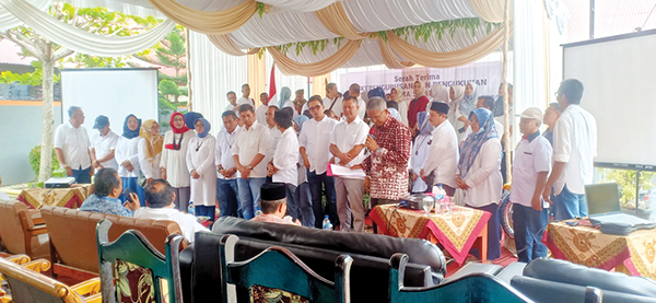 Peringatan 68 Tahun SMAN 1 Batusangkar, Pengurus DPP HIMA SMANSA Dikukuhkan 1 KUKUHKAN PENGURUS— Kepala SMA 1 BAtusangkar Mulyono,
kukuhkan pengurus HIMA SMANSA.