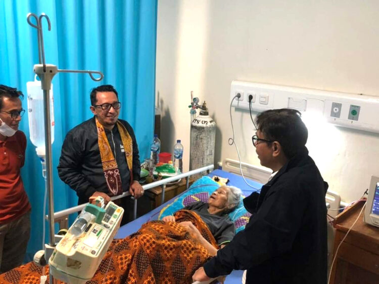 Kunjungi RSUD M. Ali Hanafiah, Bupati Eka Apresiasi Petugas Kesehatan Hingga Menyapa Pasien 1 Bupati Tanah Datar Eka Putra, SE. MM mengapresiasi kinerja petugas kesehatan Rumah Sakit Umum Daerah (RSUD) M. Ali Hanafiah Batusangkar dalam memberikan pelayanan kepada masyarakat.