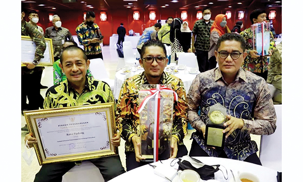 Perayaan HUT Kota Padang ke-353 Lebih Spesial, Sinergi Pemerintah dan DPRD Kunci Keberhasilan Membangunan Kota Padang 1 Penghargaan— Wako Hendri Septa bersama Ketua DPRD Padang Syafrial Kani menerima penghargaan Nirwasita Tantra Tahun 2021 dari Kementerian Lingkungan Hidup dan Kehutanan (KLHK) Republik Indonesia.