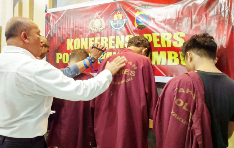 INTEROGASI— Kasat Reskrim, AKP Akno Pilindo saat menginterogasi para pelaku komplotan jambret yang ditangkap.