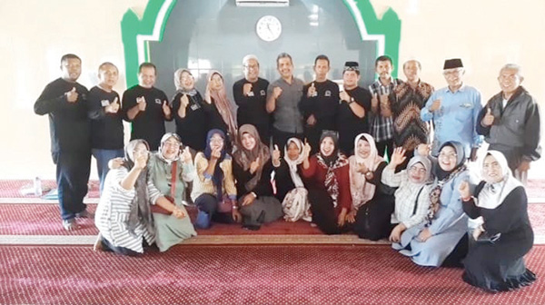 PEMILIHAN —Ketua LPM Korong Gadang terpilih Alizar S.Ag, MM foto bareng Lurah dan PanPil LPM yg diketuai Eko Muhardi usai pemilihan yang berlangsung secara demokratis.