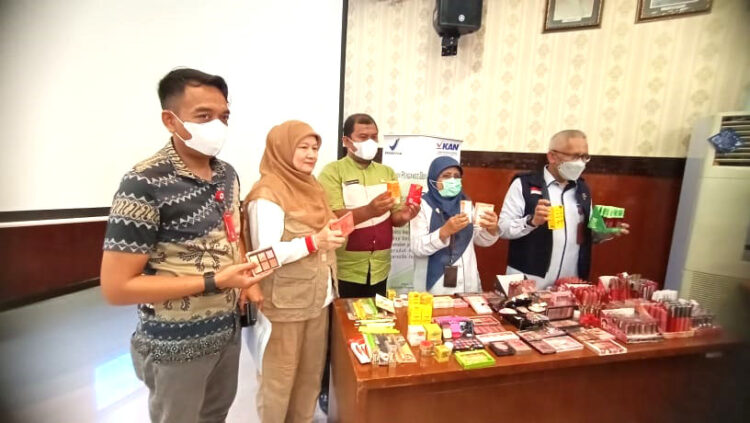 SITA KOSMETIK— Kosmetik ilegal yang disita BBPOM di Padang untuk segera dimusnahkan.