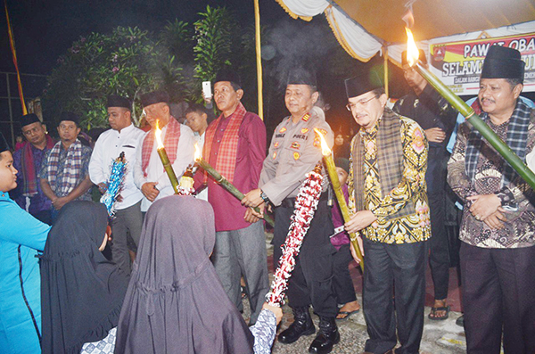 PAWAI OBOR— Mewakili Bupati Agam, Asisten II, Ir. H. Jetson, MT melepas pawai obor dan art (obar) yang digelar oleh komunitas pemuda Surau, Sabtu (30/7) malam.