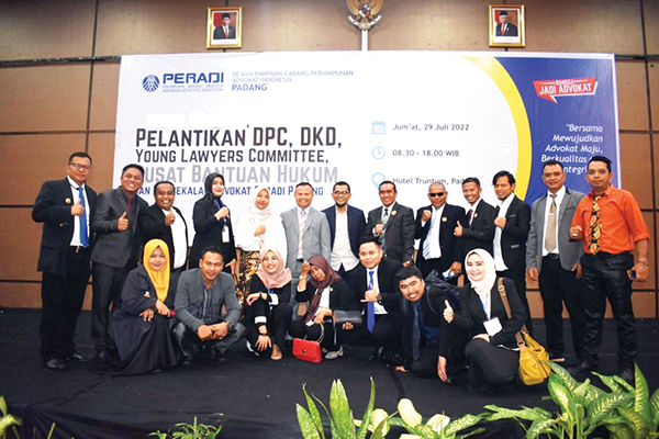 foto bersama—Ketua DPC Peradi Kota Padang periode tahun 2022 - 2027 Miko Kamal, foto bersama dengan panitia serta pengurus Peradi di Hotel Trumtum