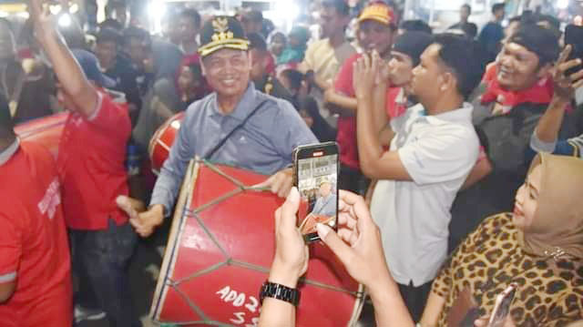 BAGANDANG—Wal Kota Pariaman Genius Umar bagandang tambua bersama anak tabuik.