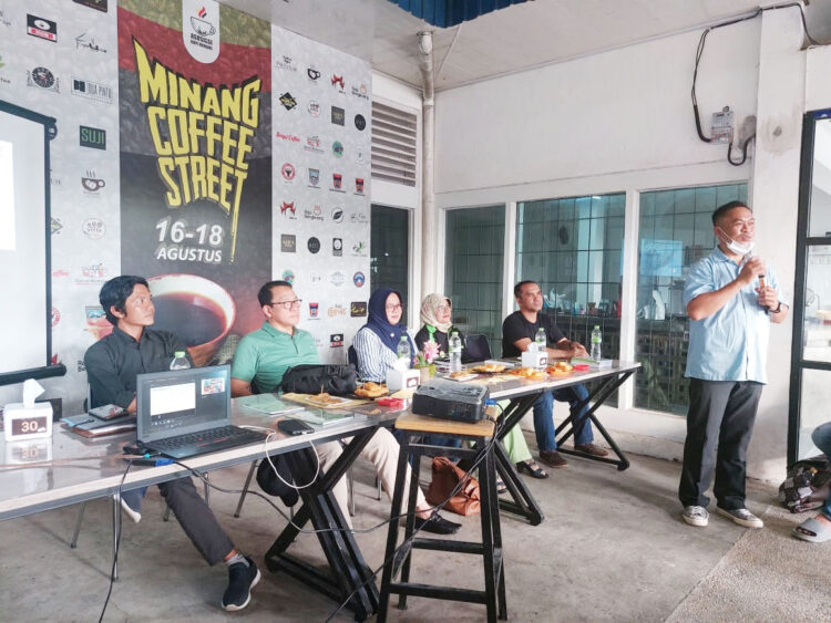 diskusi masalah sampah— Wali Kota Metro Provinsi Lampung, Wahdi bersama Direktur Harian Padang Ekspres, Nazir Fahmi, Penggiat Lingkungan Jambak Sea Turtle Camp, Pati Hariyose dan narasumber lainnya, saat diskusi terkait masalah sampah yang digelar oleh Coca Cola Europacific Partners di salah satu kafe di Padang, Minggu (7/8).