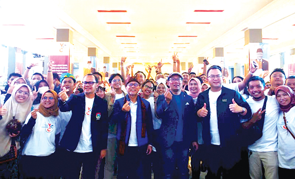 YCC, Kolaborasi Anak Muda di Rakernas XV Apeksi, Membangun Kota Butuh Kreativitas 1 ANAK MUDA BANGUN KOTA— Wali Kota Bogor yang Ketua Dewan Apeksi bersama Menteri Perdagangan Zulkifli Hasan, Gubernur Jabar Ridwan Kamil, berfoto bersama dengan anak-anak muda dalam kegiatan Kolaborasi Anak Muda di Rakernas XV Apeksi, Minggu (7/8) di Gedung Youth City Changer (YCC).