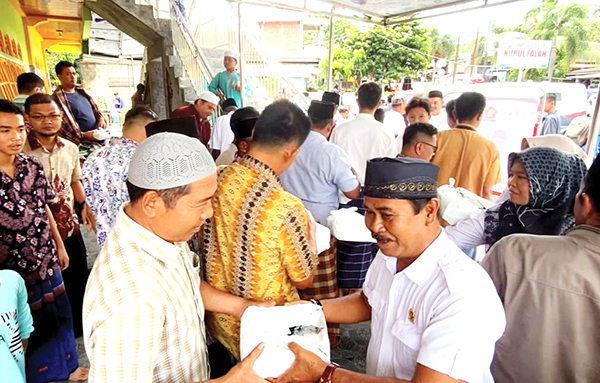 BAGIKAN NASI KOTAK— Pengurus Partai Gerindra Sumbar membagikan nasi kotak dalam program Jumat Berkah Bersama Partai Gerindra di Masjid Nurul Falah Sungai Duo, Sungai Lareh, Kelurahan Lubuk Minturun Sungai Lareh, Kecamatan Kototangah, Jumat (29/7).