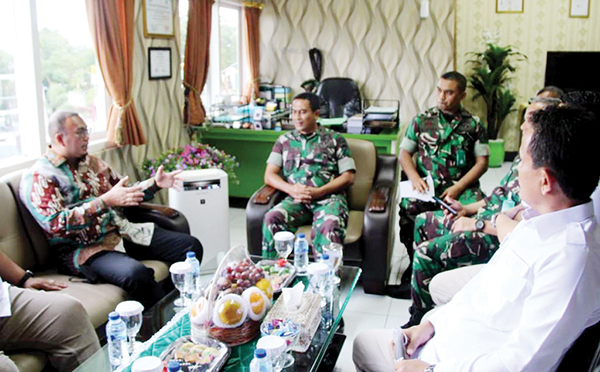 KUNJUNGI RST REKSODIWIRYO— Anggota DPR RI H Andre Rosiade mengunjungi Rumah Sakit Tentara (RST) dr Reksodiwiryo Padang, beberapa waktu lalu. Ia menyampaikan amanah Menteri Pertahanan RI Prabowo Subianto yang juga Ketua Umum Partai Gerindra, agar aspirasi dari rumah sakit itu disampaikan kepadanya.