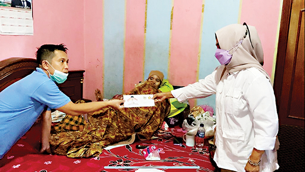 SERAHKAN BANTUAN— Wakil Ketua DPD Gerindra Sumbar Nurhaida menyerahkan bantuan dari Andre Rosiade kepada Nora Safita yang menderita kanker payudara di Sungai Latung Kampung Jambak, Batipuh Panjang, Kototangah.