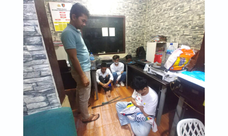 ANTISIPASI TAWURAN, BALAP LIAR— Aparat gabungan Polresta Padang berhasil mengamankan 4 remaja yang kedapatan membawa senjata tajam saat melakukan patroli di Simpang Alai, Alang Laweh, dan kawasan Simpang Kalawi, Minggu (7/8) dinihari WIB.