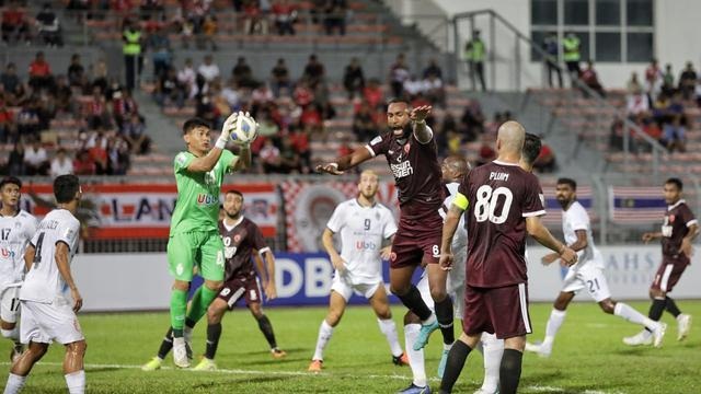 DUEL UDARA-Bek PSM, Yuran Fernades melakukan duel udara di kotak penalti Kuala Lumpur City FC saat kedua tim bertanding pada piala AFC 2022 di stadion KLFA, Malaysia, Jumat (24/6) yang lalu.