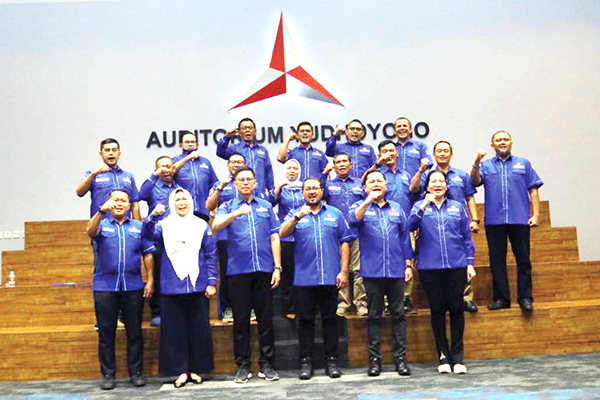 FOTO BERSAMA— Ketua DPD Partai Demokrat Mulyadi foto bersama sejumlah usia Muscab serentak di Kantor DPP Partai Demokrat, Menteng Jakarta, Rabu (3/8).