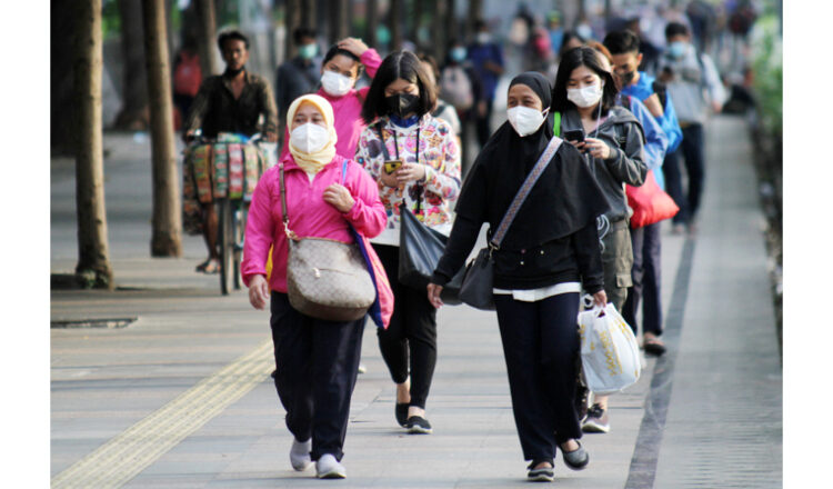 PPKM kembali Diperpanjang, Seluruh Daerah Tetap Berstatus Level 1 1 Lalu lalang pekerja saat jam pulang kantor di kawasan Jalan Sudirman, Jakarta, Jumat (4/2/2022). Gubernur DKI Jakarta Anies Baswedan mengusulkan ke Pemerintah pusat agar Pemberlakuan Pembatasan Kegiatan Masyarakat (PPKM) di Ibu Kota naik ke level 3 seiring lonjakan kasus Covid-19 beberapa waktu terakhir ini. Tercatat kasus Covid-19 di Jakarta per Rabu (2/2) mengalami kenaikan kasus sebanyak 5.093 kasus, dengan jumlah kasus aktif kini menjadi 41.974 orang yang dirawat. Foto: Dery Ridwansah/ JawaPos.com